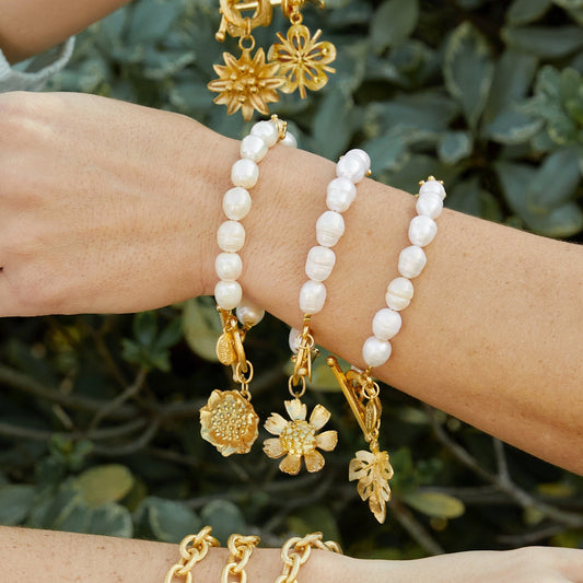 Elegant Pearl Bracelet in Buttercup Style