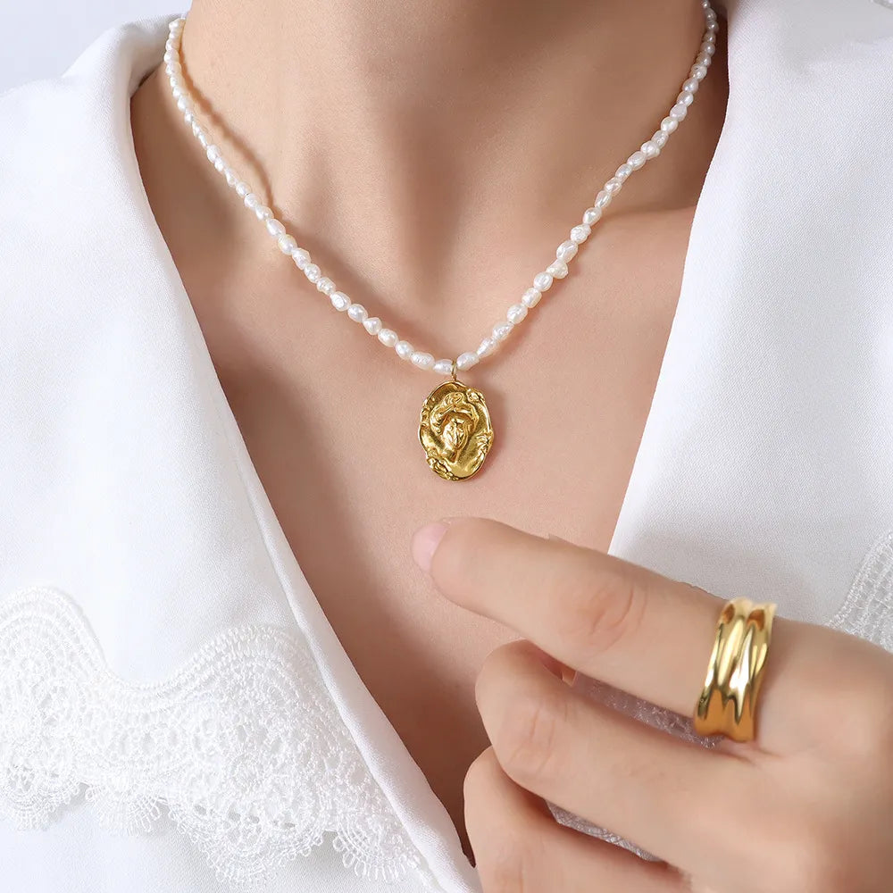 Elegant Pearl Pendant Necklace in Gold