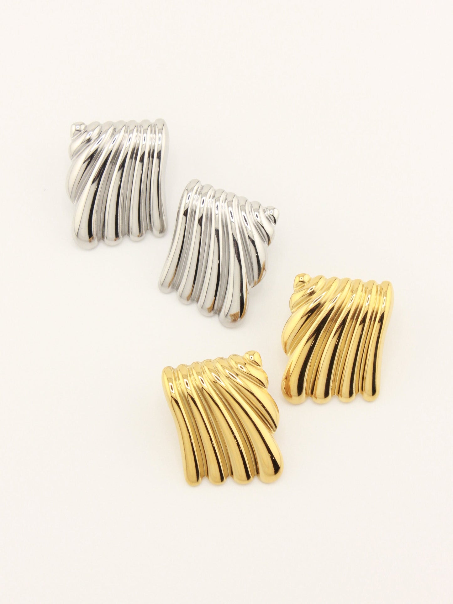 Elegant Gold Wave Necklace Design