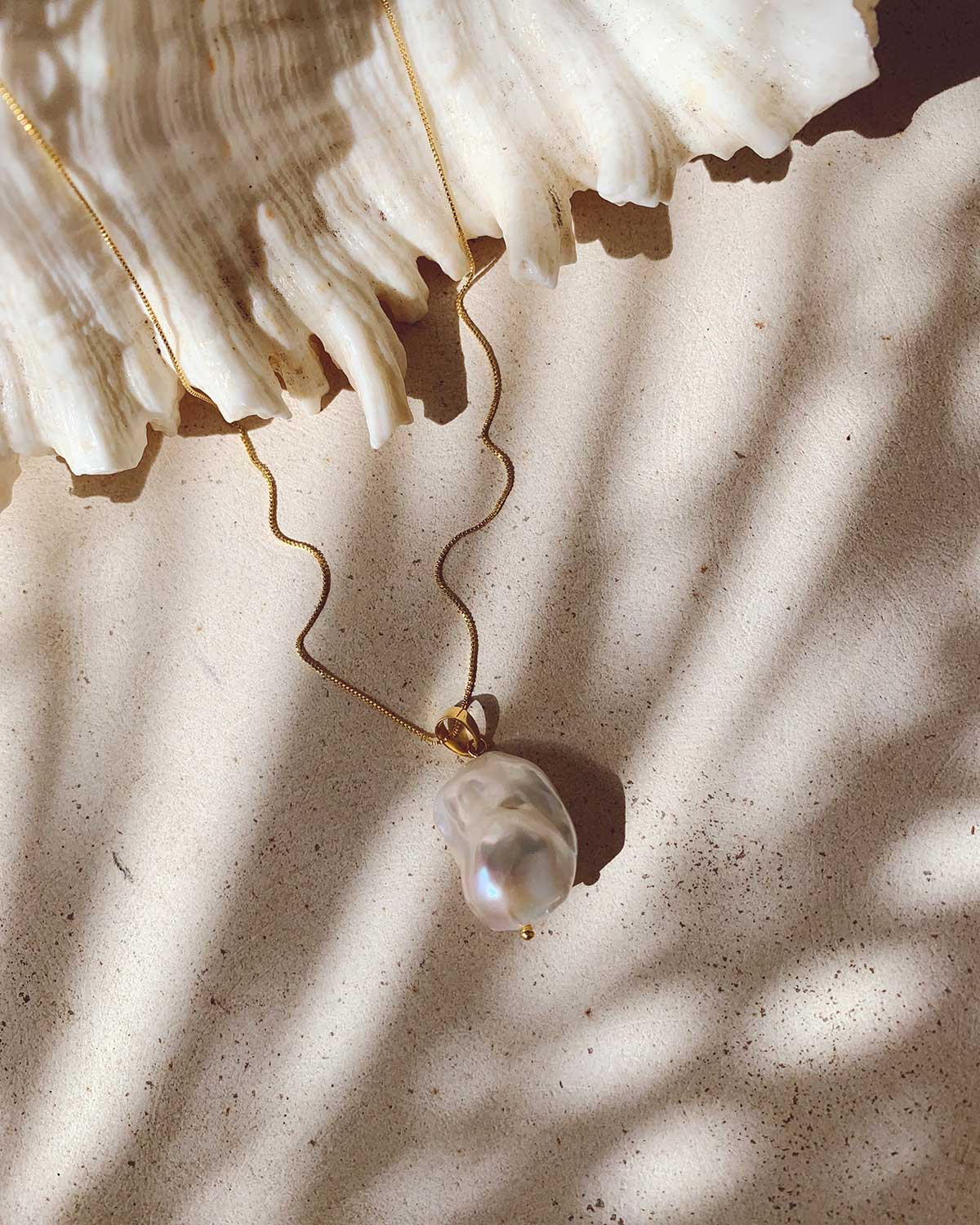 Elegant Floating Pearl Necklace Design