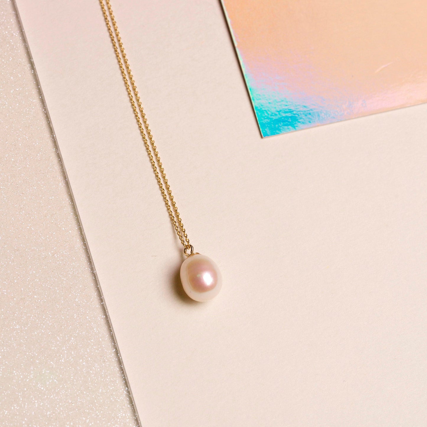 Elegant Pearl Pendant Necklace in Elliptical Design