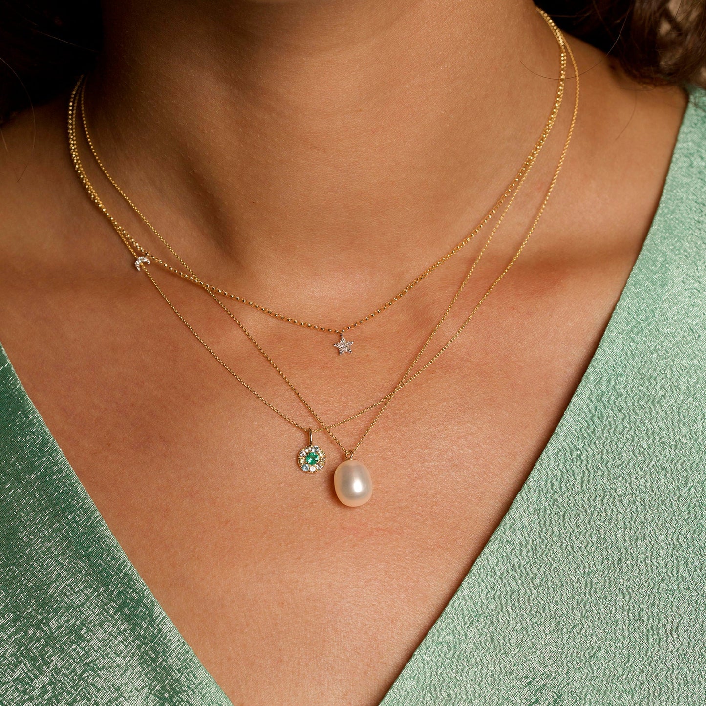 Elegant Pearl Pendant Necklace in Elliptical Design