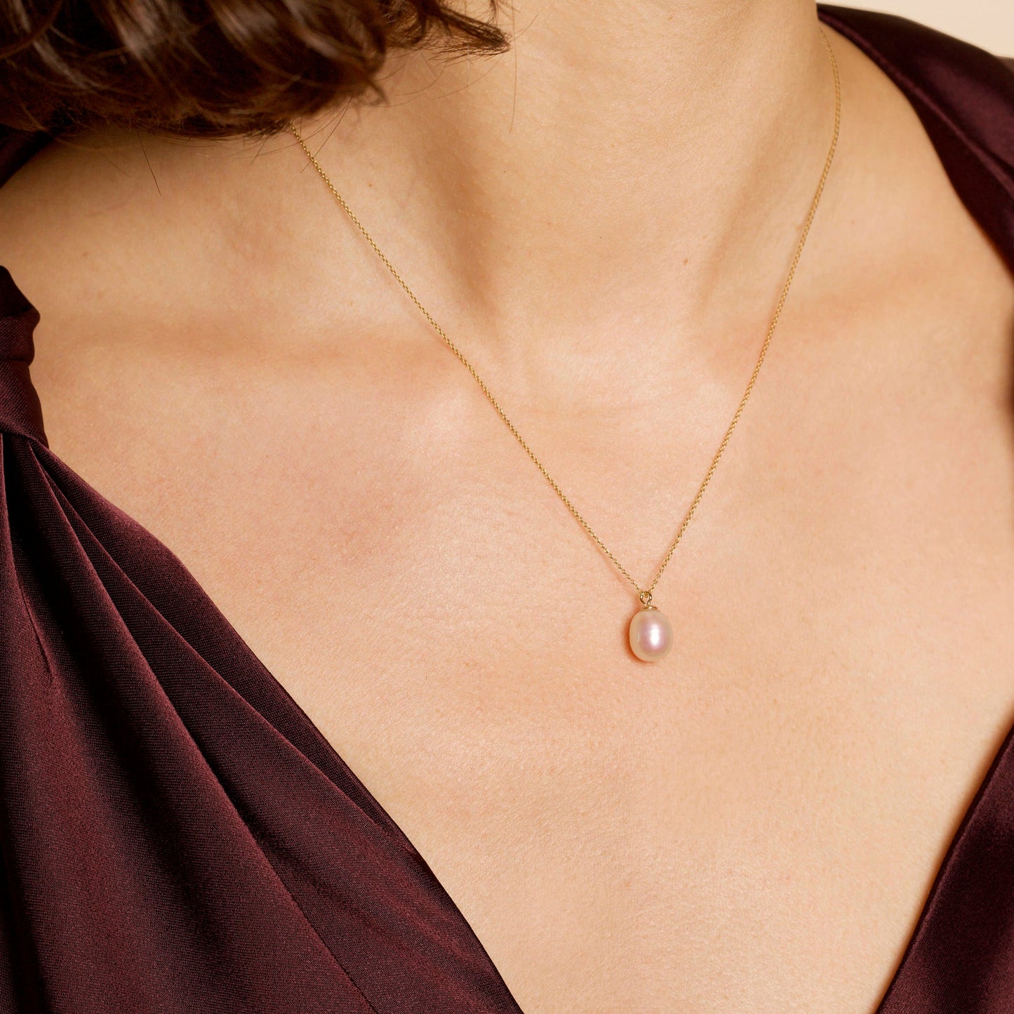 Elegant Pearl Pendant Necklace in Elliptical Design