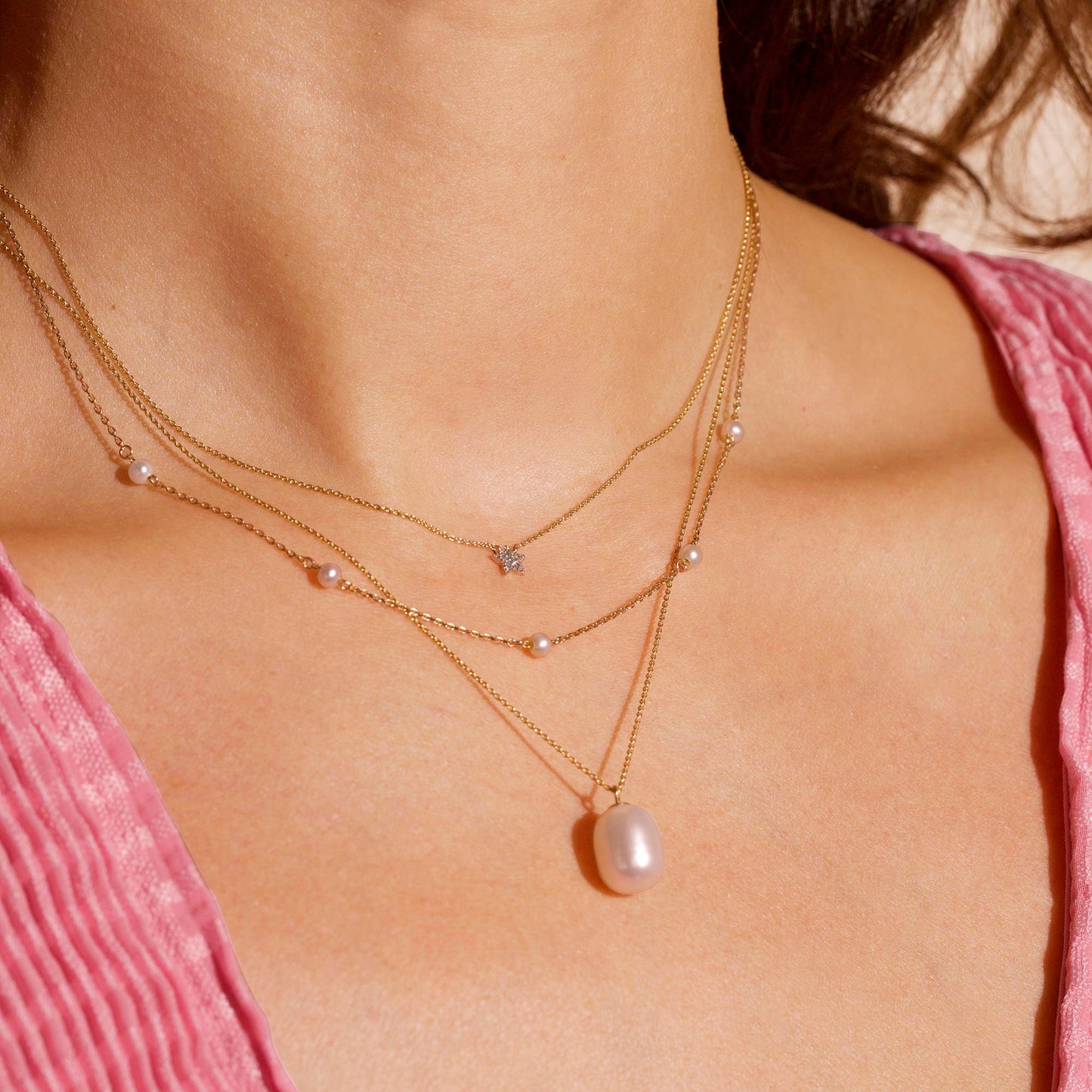 Elegant Pearl Pendant Necklace in Elliptical Design