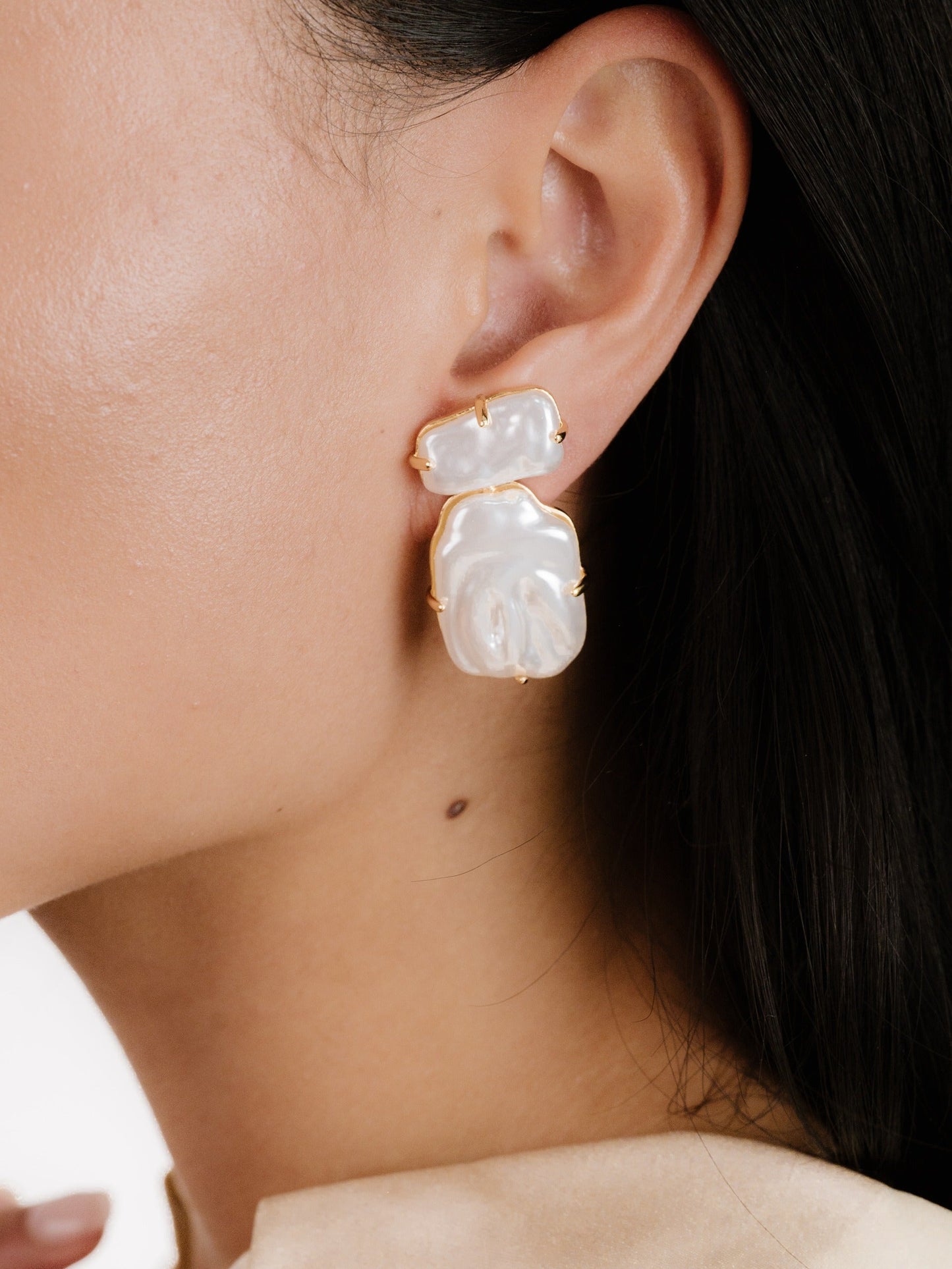 Curved Double Pearl Earrings in Elegant Design