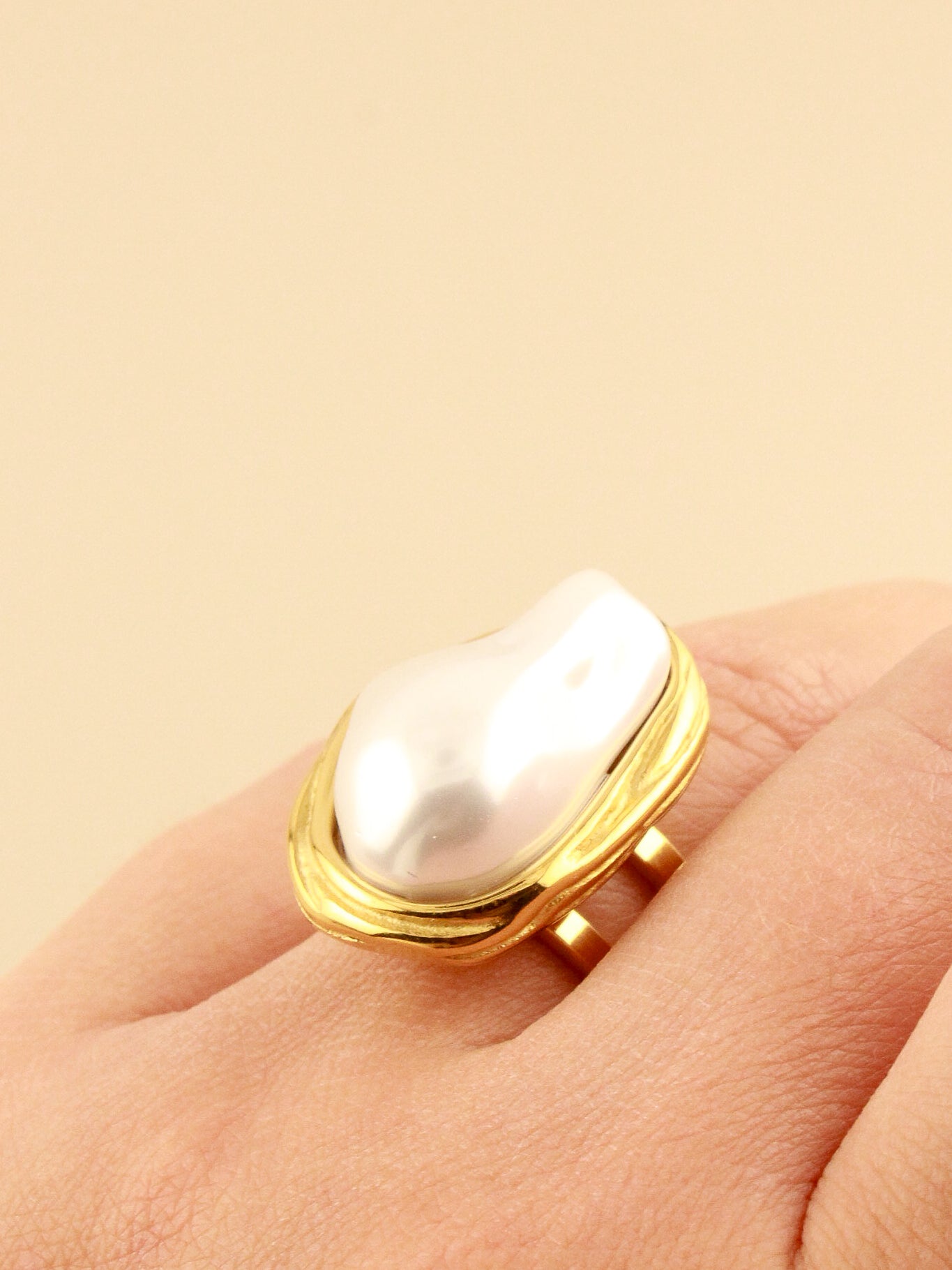 Elegant Baroque Style Ring in Rich Design