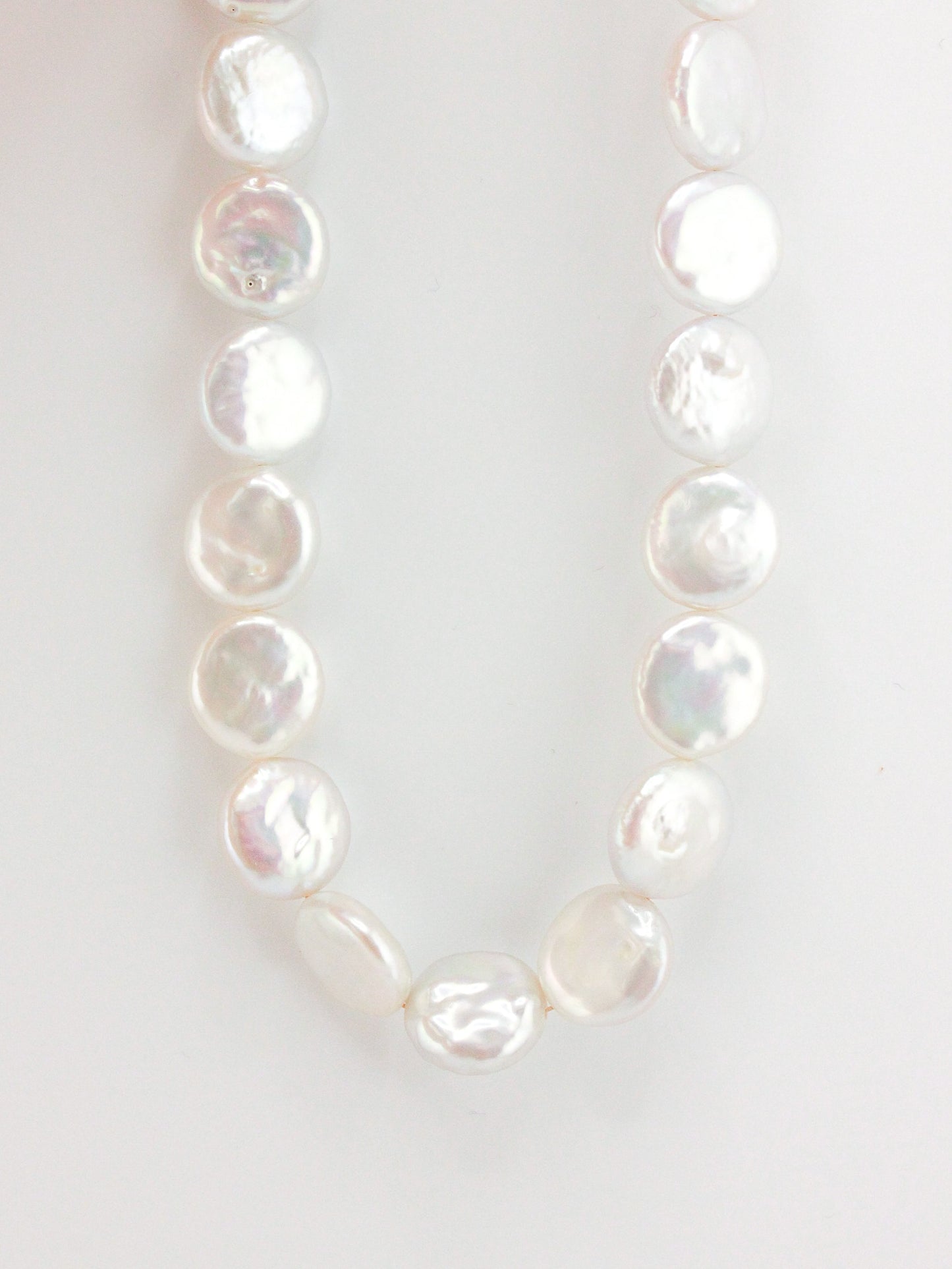 Elegant Flat Pearl Necklace in Classic Design