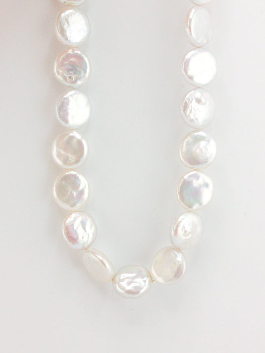 Elegant Flat Pearl Necklace in Classic Design