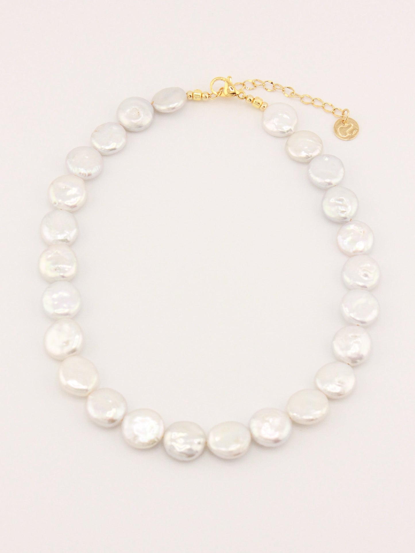 Elegant Flat Pearl Necklace in Classic Design