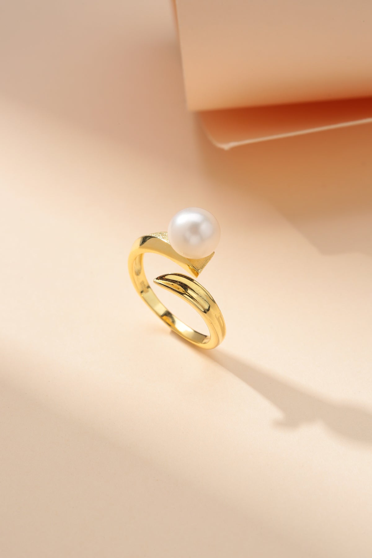 Freshwater Pearl Ariadne Ring 6-7mm Design