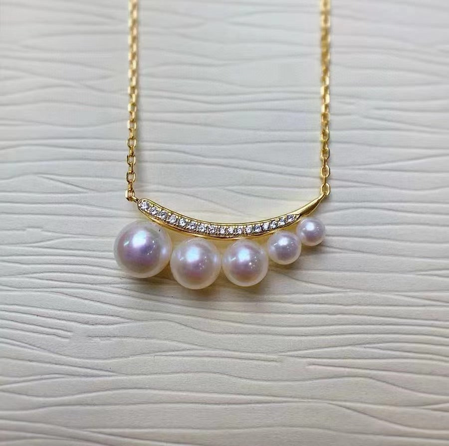 Gradient Pearl Crescent Moon Necklace