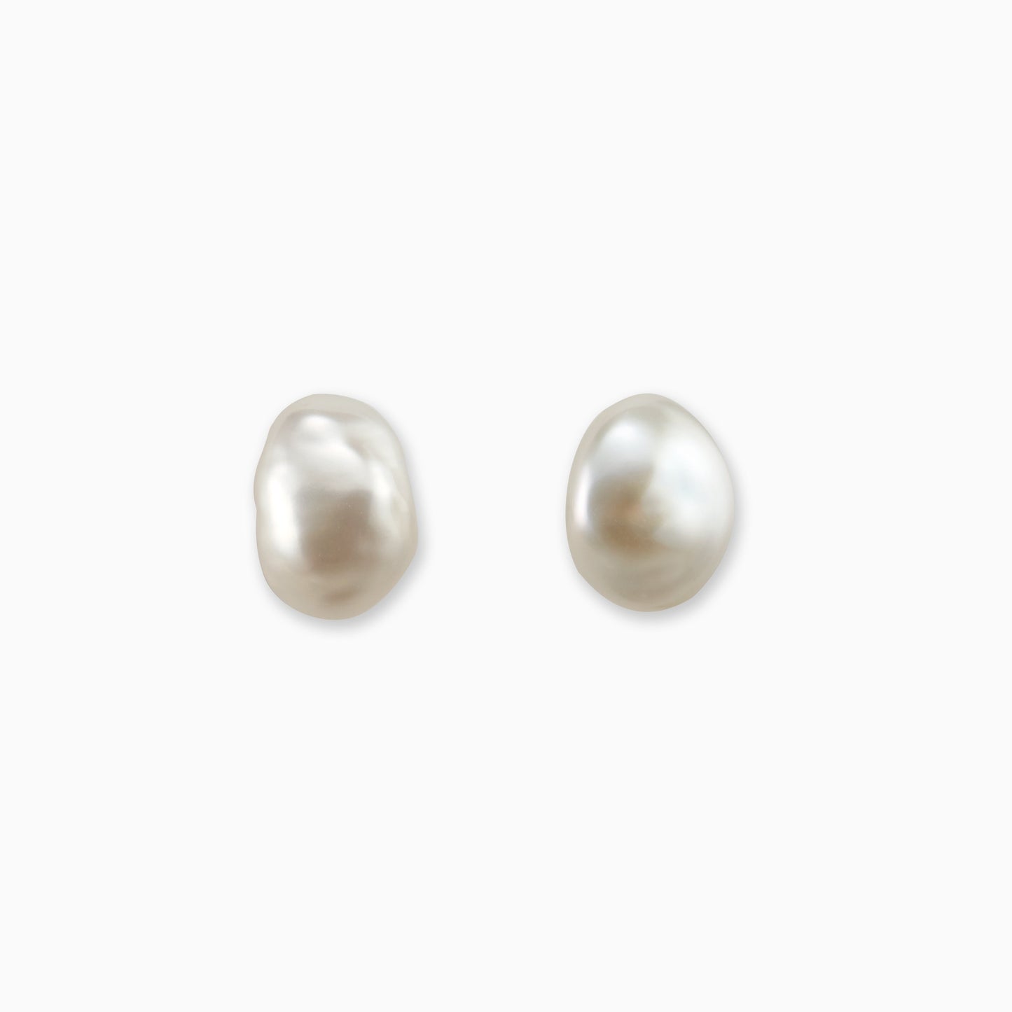 Elegant Pearl Stud Earrings in Classic Design 1