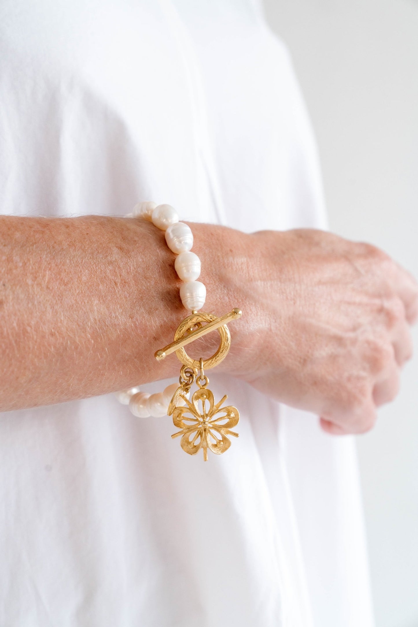 Elegant Pearl Bracelet in Silver