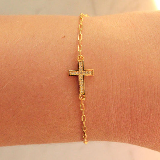 Stylish Cross Clipchain Bracelet for Everyday Wear