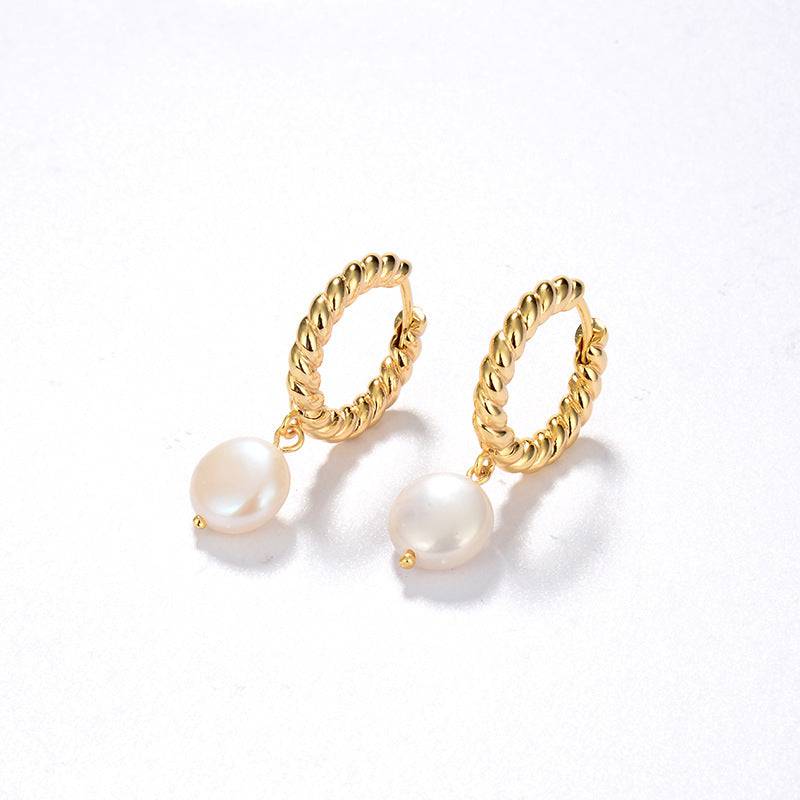 Stylish Pearl Drop Earrings in Elegant Design