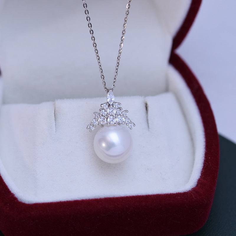 Freshwater Pearl and Queen Pendant Necklace