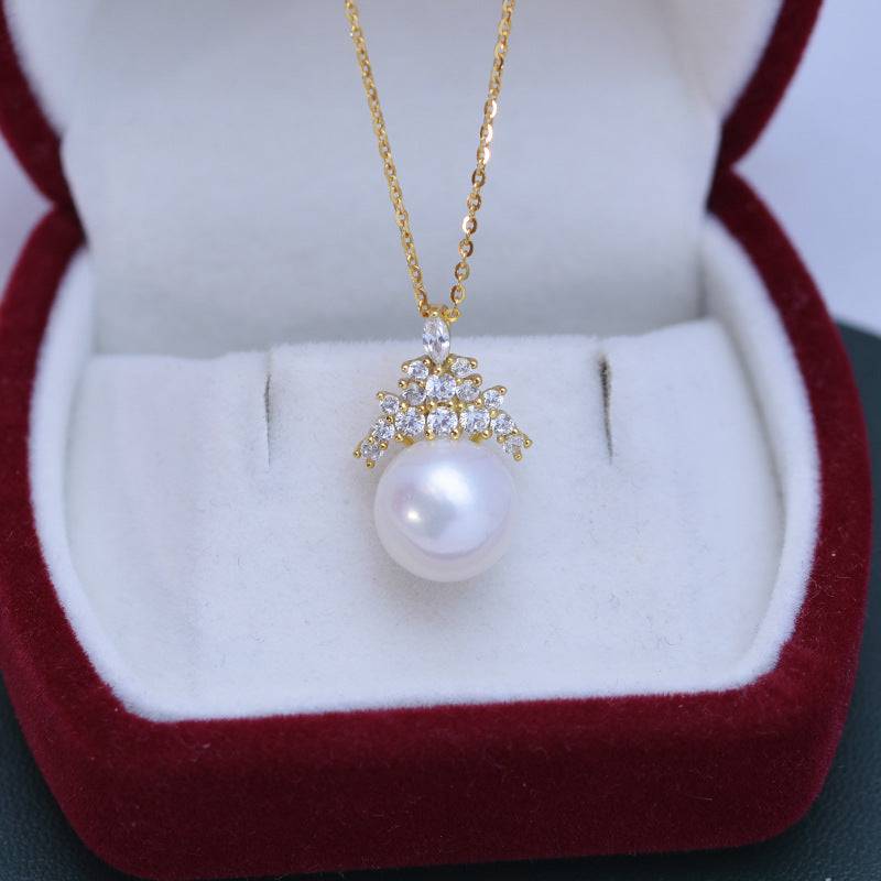 Freshwater Pearl and Queen Pendant Necklace