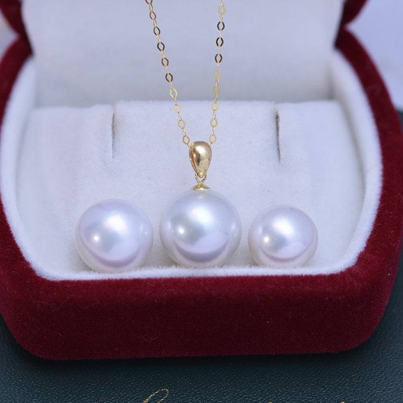 Elegant Pearl Pendant Necklace in 18K Gold