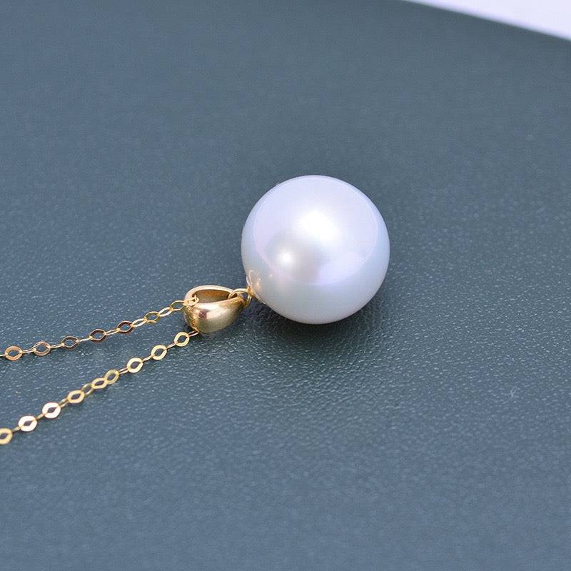 Elegant Pearl Pendant Necklace in 18K Gold