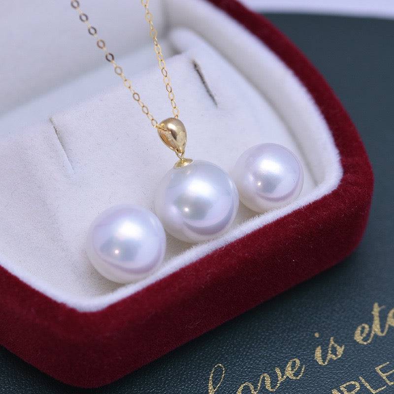 Elegant Pearl Pendant Necklace in 18K Gold