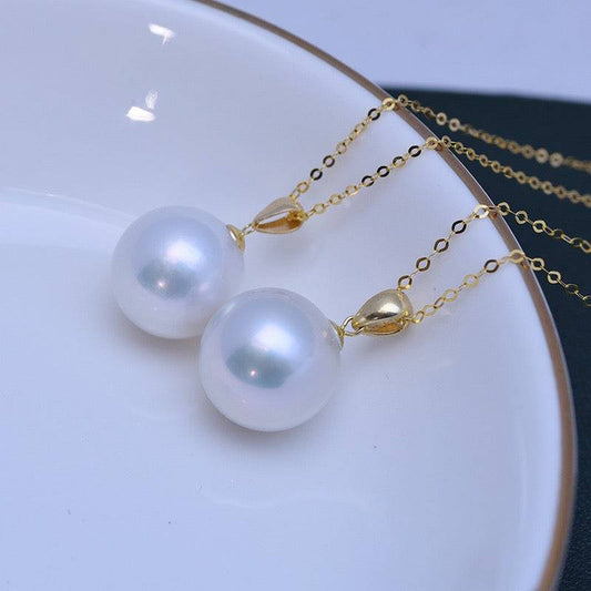 Elegant Pearl Pendant Necklace in Classic Style