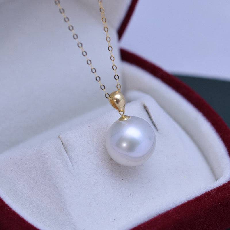 Elegant Pearl Pendant Necklace in 18K Gold