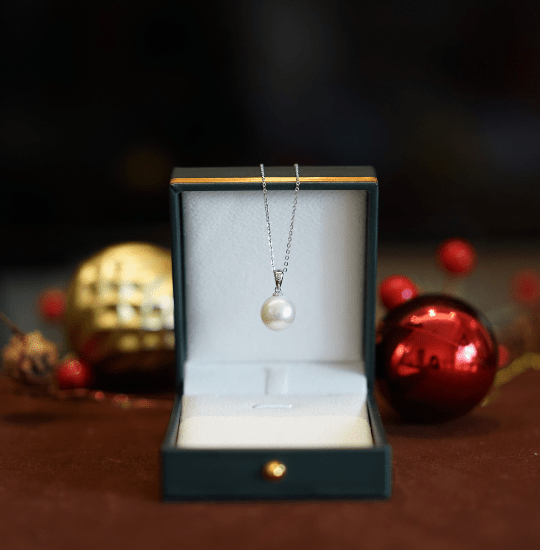 Elegant Pearl Pendant Necklace in 18K Gold