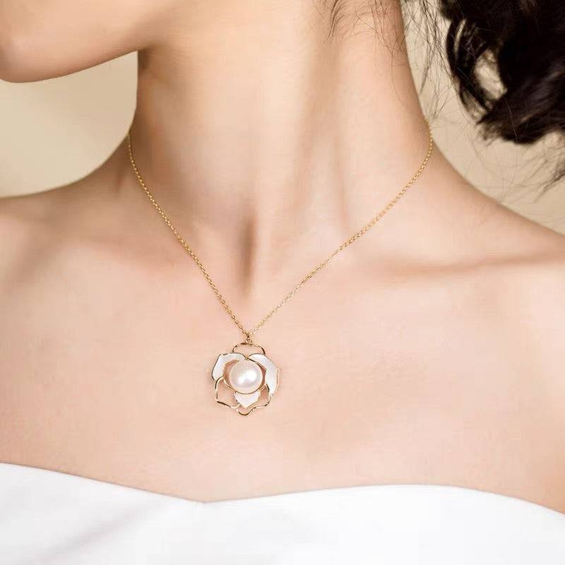 Rose White Mother of Pearl Necklace in Gold Vermeil