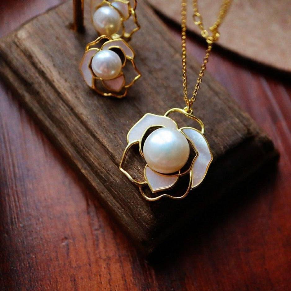 Rose White Mother of Pearl Necklace in Gold Vermeil