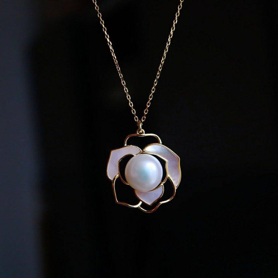 Rose White Mother of Pearl Necklace in Gold Vermeil