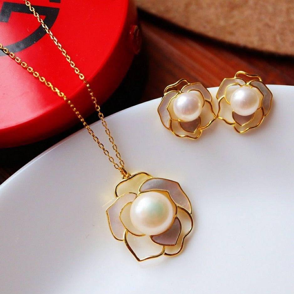 Rose White Mother of Pearl Necklace in Gold Vermeil