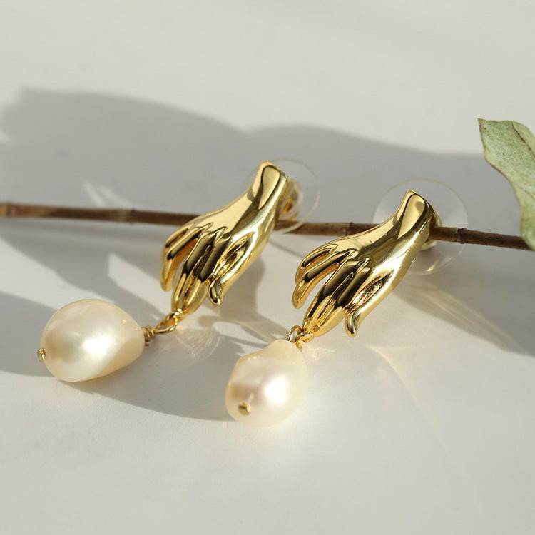 Elegant Pearl Earrings in Gold