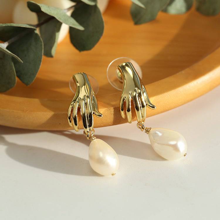 Elegant Pearl Earrings in Gold