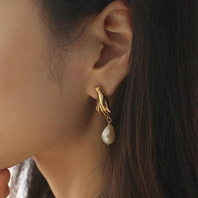 Elegant Pearl Earrings in Gold