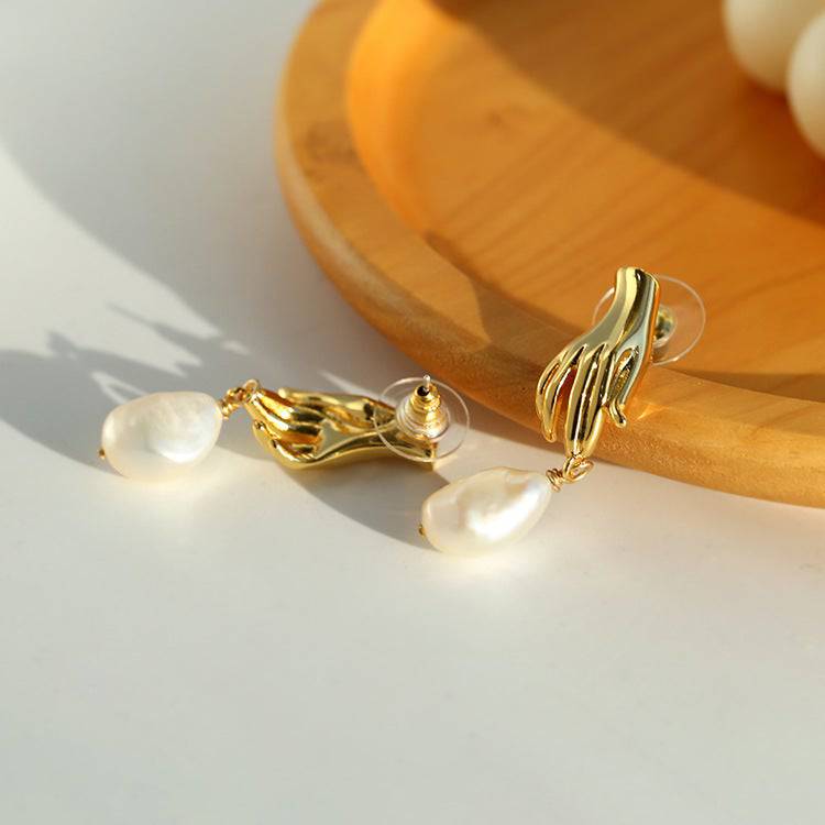 Elegant Pearl Earrings in Gold