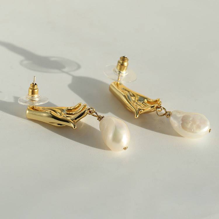 Elegant Pearl Earrings in Gold